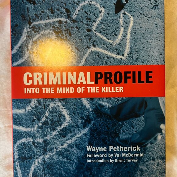 🌸  CRIMINAL PROFILE: INTO THE MIND OF THE KILLER BY WAYNE PETHERICK BLUE 🌸 - Picture 1 of 3